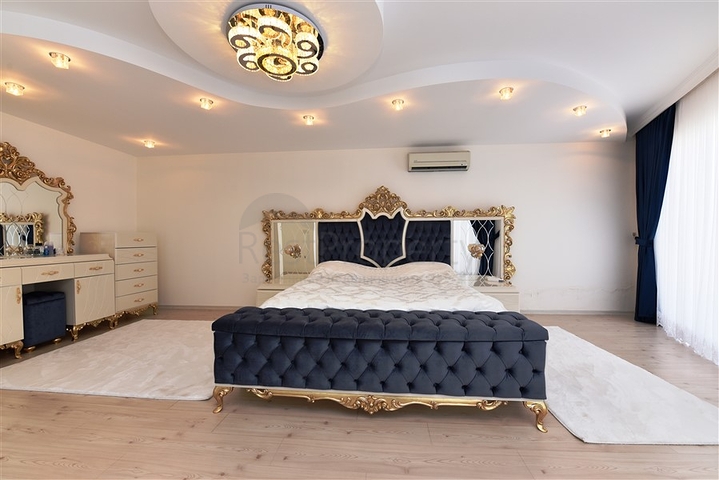 اطلالة بحر وقلعة - بنتهاوس واسعة ضمن مجمع فاخر في الانيا 