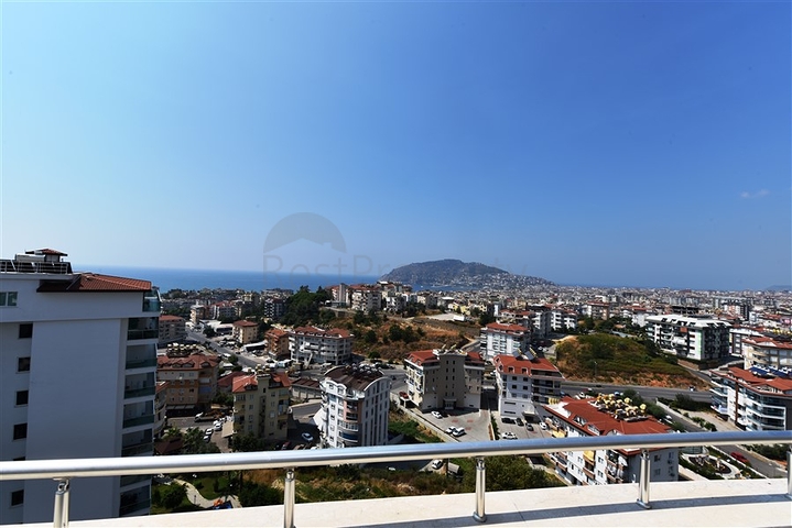 اطلالة بحر وقلعة - بنتهاوس واسعة ضمن مجمع فاخر في الانيا 