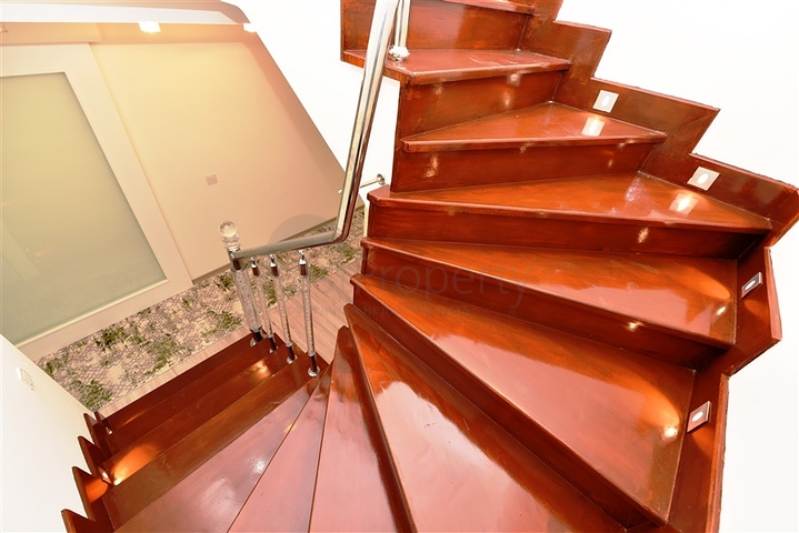 اطلالة بحر وقلعة - بنتهاوس واسعة ضمن مجمع فاخر في الانيا 