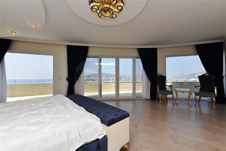 اطلالة بحر وقلعة - بنتهاوس واسعة ضمن مجمع فاخر في الانيا 