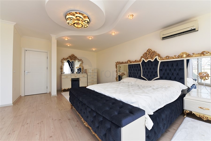 اطلالة بحر وقلعة - بنتهاوس واسعة ضمن مجمع فاخر في الانيا 