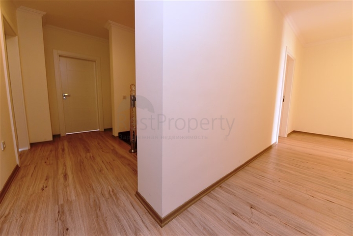 اطلالة بحر وقلعة - بنتهاوس واسعة ضمن مجمع فاخر في الانيا 