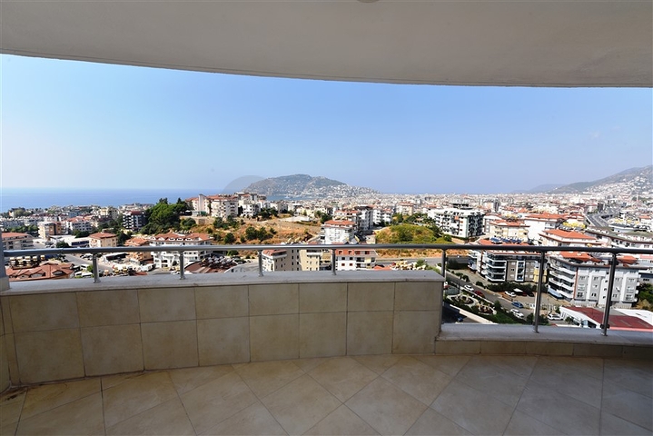 اطلالة بحر وقلعة - بنتهاوس واسعة ضمن مجمع فاخر في الانيا 