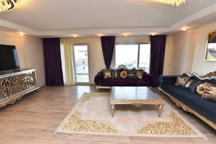 اطلالة بحر وقلعة - بنتهاوس واسعة ضمن مجمع فاخر في الانيا 