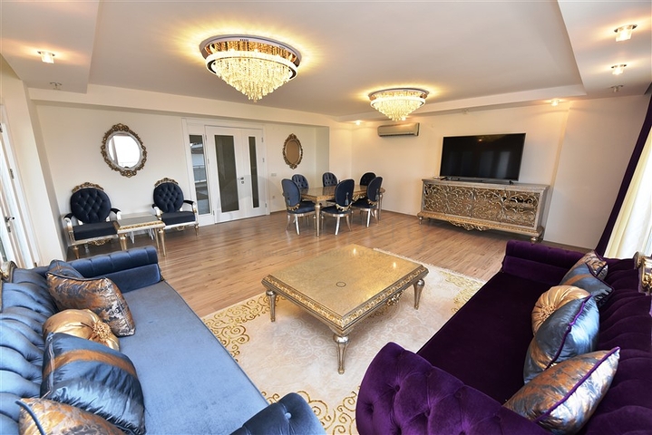 اطلالة بحر وقلعة - بنتهاوس واسعة ضمن مجمع فاخر في الانيا 