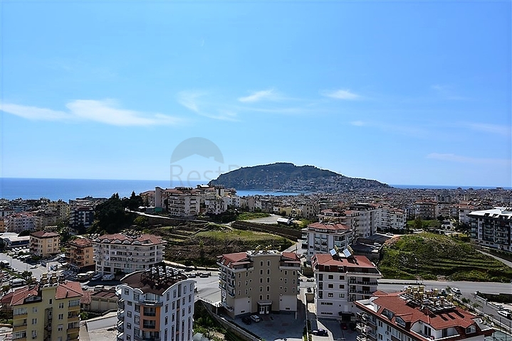 اطلالة بحر وقلعة - بنتهاوس واسعة ضمن مجمع فاخر في الانيا 