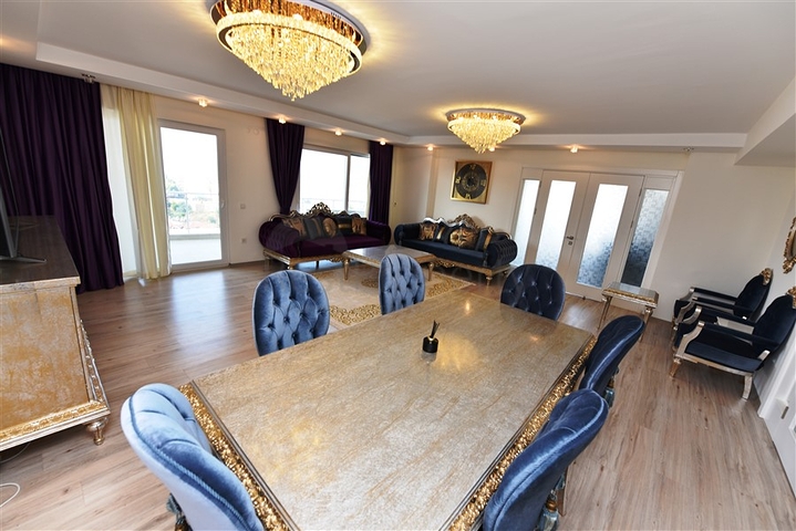 اطلالة بحر وقلعة - بنتهاوس واسعة ضمن مجمع فاخر في الانيا 