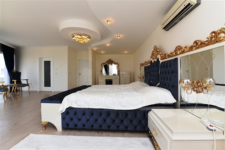 اطلالة بحر وقلعة - بنتهاوس واسعة ضمن مجمع فاخر في الانيا 