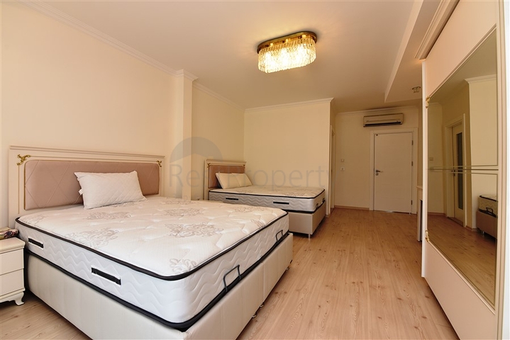 اطلالة بحر وقلعة - بنتهاوس واسعة ضمن مجمع فاخر في الانيا 