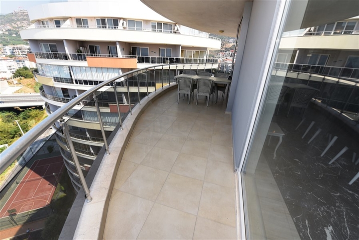 اطلالة بحر وقلعة - بنتهاوس واسعة ضمن مجمع فاخر في الانيا 