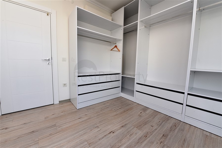 اطلالة بحر وقلعة - بنتهاوس واسعة ضمن مجمع فاخر في الانيا 