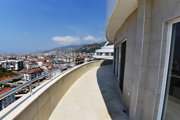 اطلالة بحر وقلعة - بنتهاوس واسعة ضمن مجمع فاخر في الانيا 