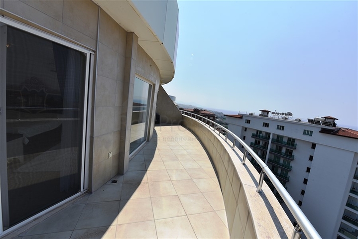 اطلالة بحر وقلعة - بنتهاوس واسعة ضمن مجمع فاخر في الانيا 