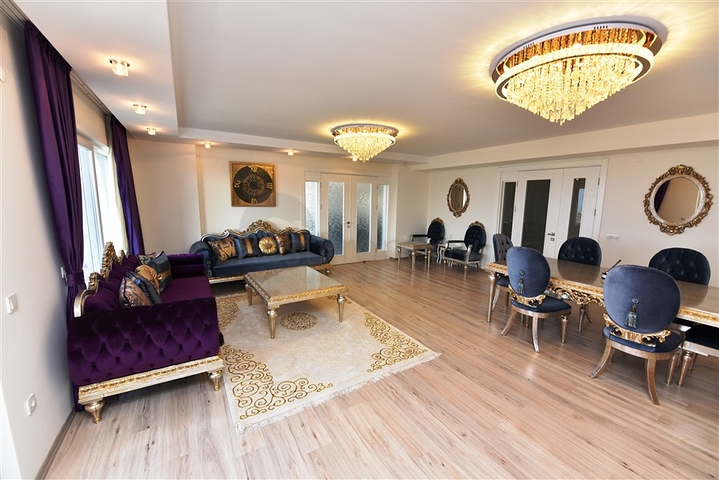 اطلالة بحر وقلعة - بنتهاوس واسعة ضمن مجمع فاخر في الانيا 