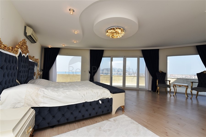 اطلالة بحر وقلعة - بنتهاوس واسعة ضمن مجمع فاخر في الانيا 