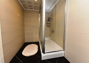 اطلالة بحر وقلعة - بنتهاوس واسعة ضمن مجمع فاخر في الانيا 