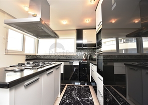 اطلالة بحر وقلعة - بنتهاوس واسعة ضمن مجمع فاخر في الانيا 