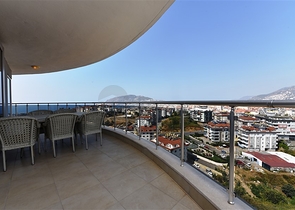 اطلالة بحر وقلعة - بنتهاوس واسعة ضمن مجمع فاخر في الانيا 