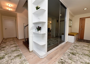 اطلالة بحر وقلعة - بنتهاوس واسعة ضمن مجمع فاخر في الانيا 