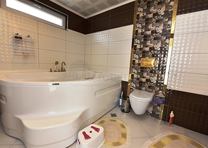 اطلالة بحر وقلعة - بنتهاوس واسعة ضمن مجمع فاخر في الانيا 