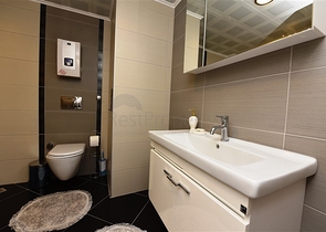 اطلالة بحر وقلعة - بنتهاوس واسعة ضمن مجمع فاخر في الانيا 