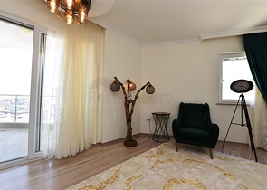 اطلالة بحر وقلعة - بنتهاوس واسعة ضمن مجمع فاخر في الانيا 