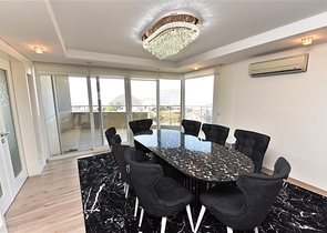 اطلالة بحر وقلعة - بنتهاوس واسعة ضمن مجمع فاخر في الانيا 