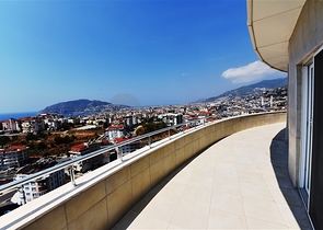 اطلالة بحر وقلعة - بنتهاوس واسعة ضمن مجمع فاخر في الانيا 