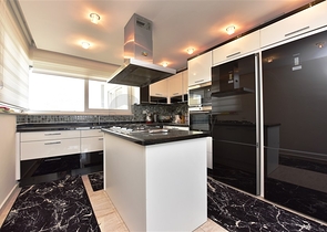 اطلالة بحر وقلعة - بنتهاوس واسعة ضمن مجمع فاخر في الانيا 