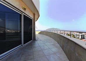 اطلالة بحر وقلعة - بنتهاوس واسعة ضمن مجمع فاخر في الانيا 