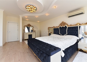 اطلالة بحر وقلعة - بنتهاوس واسعة ضمن مجمع فاخر في الانيا 