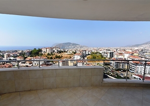 اطلالة بحر وقلعة - بنتهاوس واسعة ضمن مجمع فاخر في الانيا 