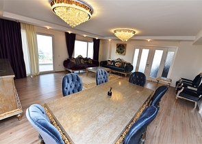 اطلالة بحر وقلعة - بنتهاوس واسعة ضمن مجمع فاخر في الانيا 