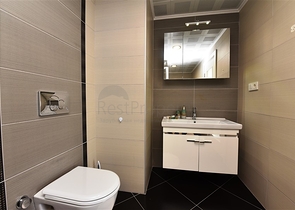 اطلالة بحر وقلعة - بنتهاوس واسعة ضمن مجمع فاخر في الانيا 