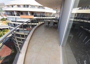 اطلالة بحر وقلعة - بنتهاوس واسعة ضمن مجمع فاخر في الانيا 