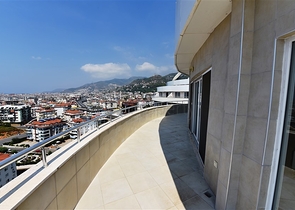 اطلالة بحر وقلعة - بنتهاوس واسعة ضمن مجمع فاخر في الانيا 