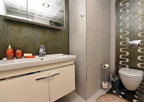 اطلالة بحر وقلعة - بنتهاوس واسعة ضمن مجمع فاخر في الانيا 