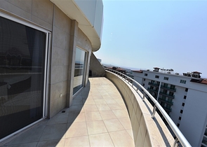 اطلالة بحر وقلعة - بنتهاوس واسعة ضمن مجمع فاخر في الانيا 