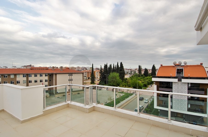 بنتهاوس واسع 4 + 2 في أونجالي كونيالتي أنطاليا