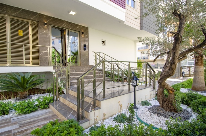 شقة 2 + 1 تطل على حمام السباحة في مجمع جديد في ليمان