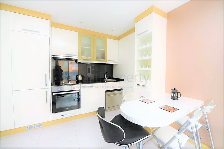 للمستثمرين - شقة مؤثثة ضمن مجمع  يضم كافة الخدمات في مركز الانيا