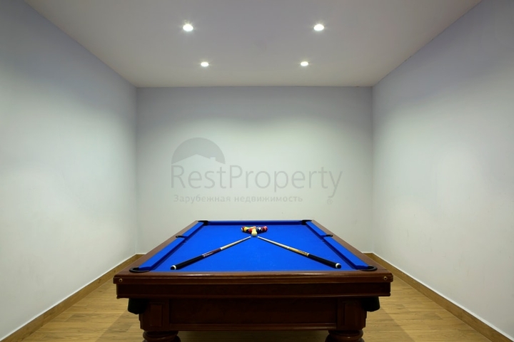 للمستثمرين - شقة مؤثثة ضمن مجمع  يضم كافة الخدمات في مركز الانيا