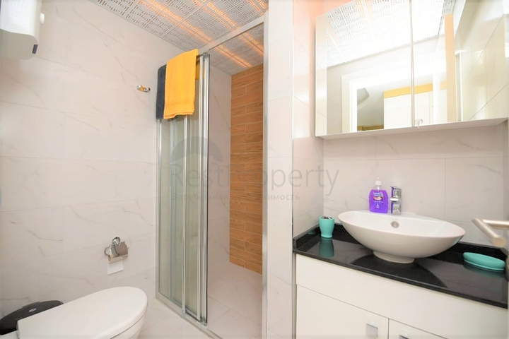 للمستثمرين - شقة مؤثثة ضمن مجمع  يضم كافة الخدمات في مركز الانيا