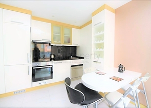 للمستثمرين - شقة مؤثثة ضمن مجمع  يضم كافة الخدمات في مركز الانيا