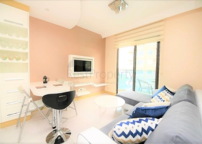 للمستثمرين - شقة مؤثثة ضمن مجمع  يضم كافة الخدمات في مركز الانيا