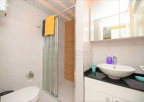 للمستثمرين - شقة مؤثثة ضمن مجمع  يضم كافة الخدمات في مركز الانيا