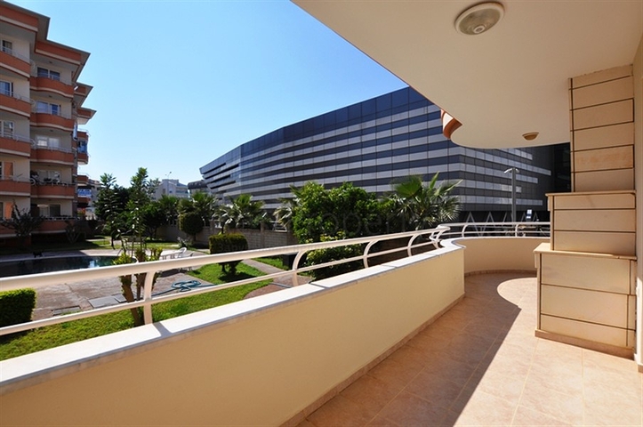 شقة للبيع في الانيا - اوبا ، ضمن منطقة حيوية قريبة من البحر 