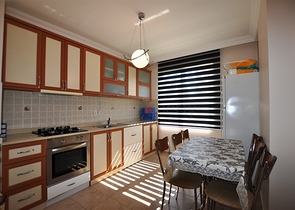 شقة للبيع في الانيا - اوبا ، ضمن منطقة حيوية قريبة من البحر 