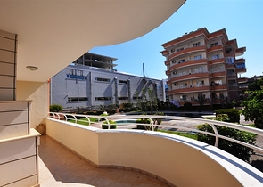 شقة للبيع في الانيا - اوبا ، ضمن منطقة حيوية قريبة من البحر 