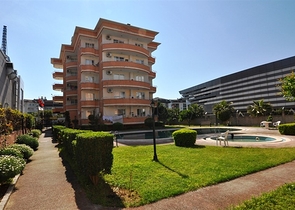 شقة للبيع في الانيا - اوبا ، ضمن منطقة حيوية قريبة من البحر 